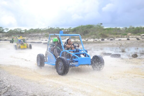 Tour Buggy Punta Cana: Exploración de Cenote y Piscina Cascada - Imagen 2